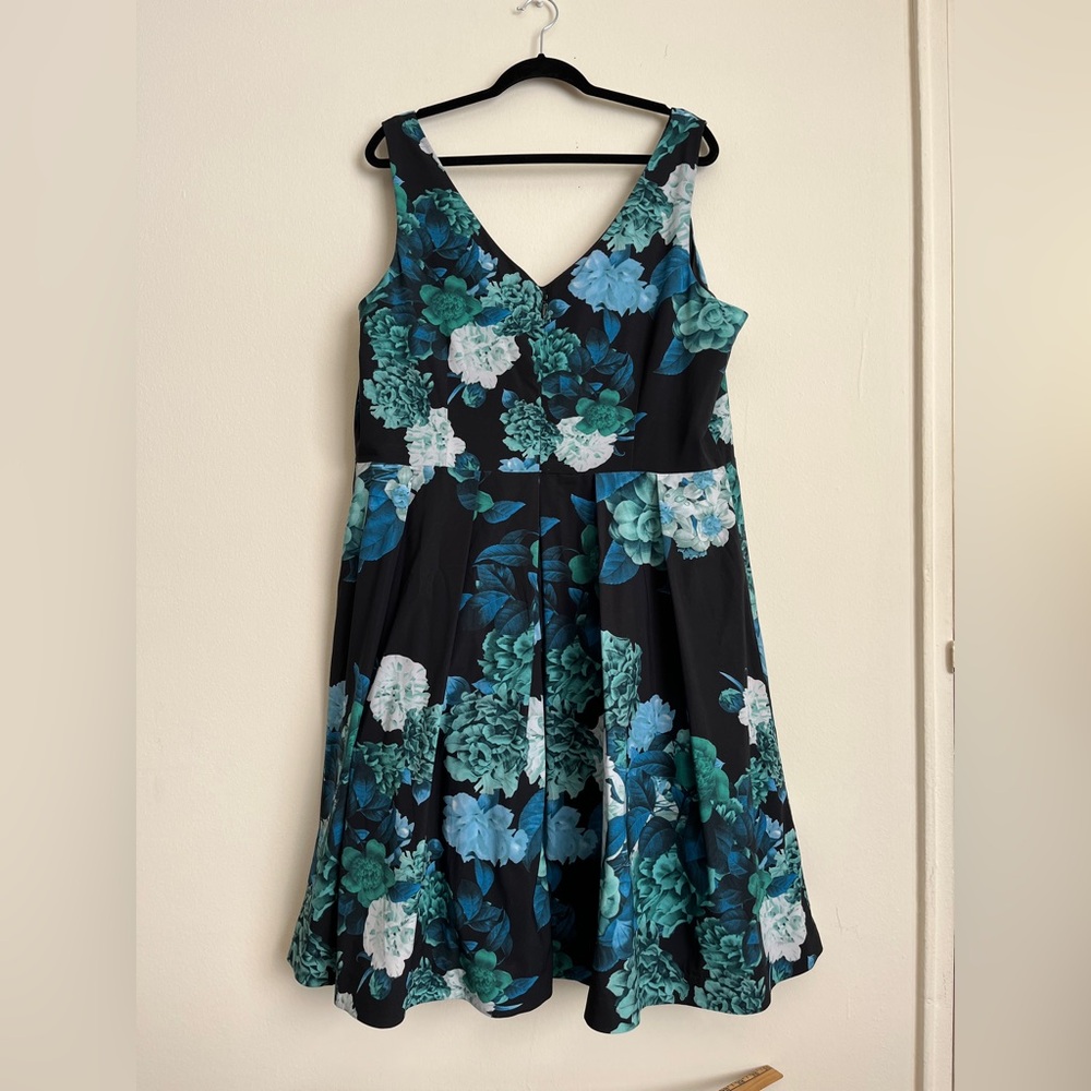 City Chic Black and Green Dress NWT Size 20 - Picture 2 of 4
